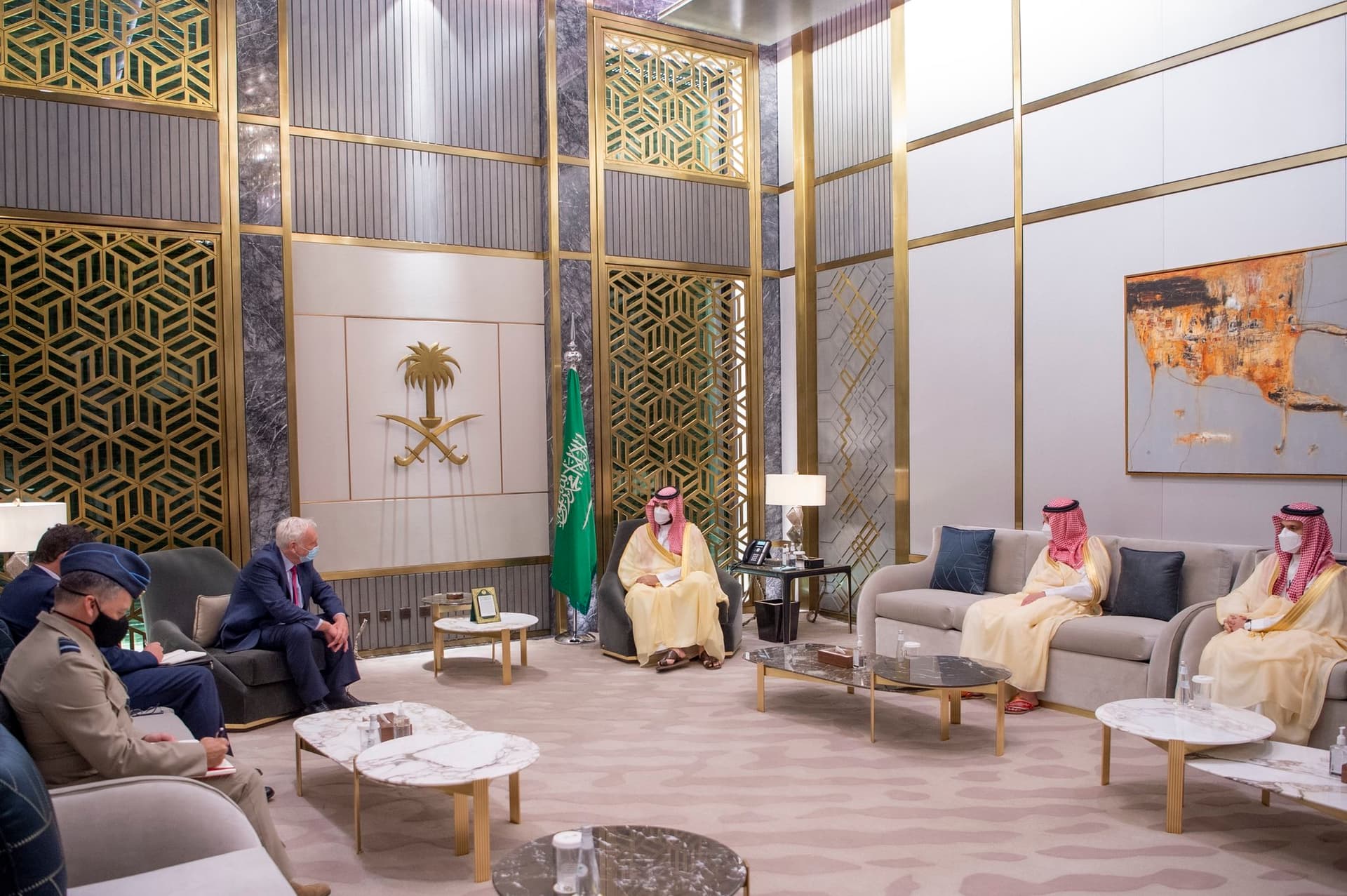 ولي العهد يستعرض مع مبعوث رئيس وزراء بريطانيا العلاقات الثنائية وفرص تعزيزها