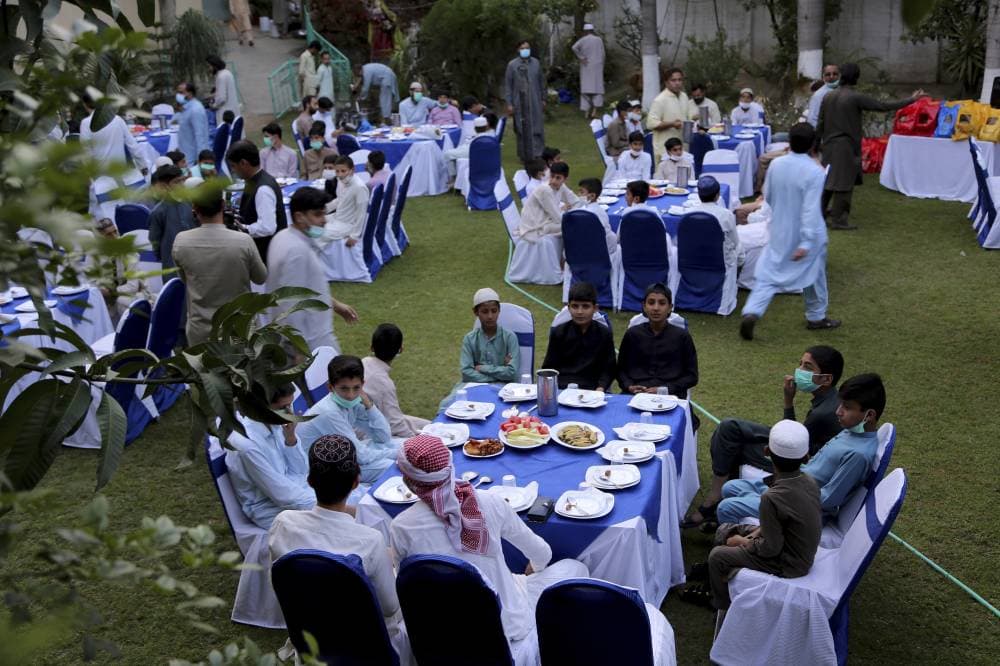 باكستانيون خلال مائدة إفطار في بيشاور."أ.ب"