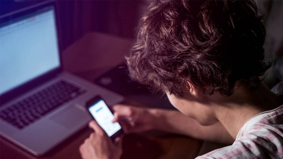 التنمر الإلكتروني آفه تواجه المستخدمين والشبكات الاجتماعية