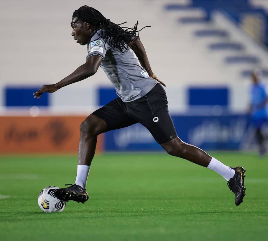 جوميز خلال تدريب الهلال أمس. (مركز الهلال الإعلامي)