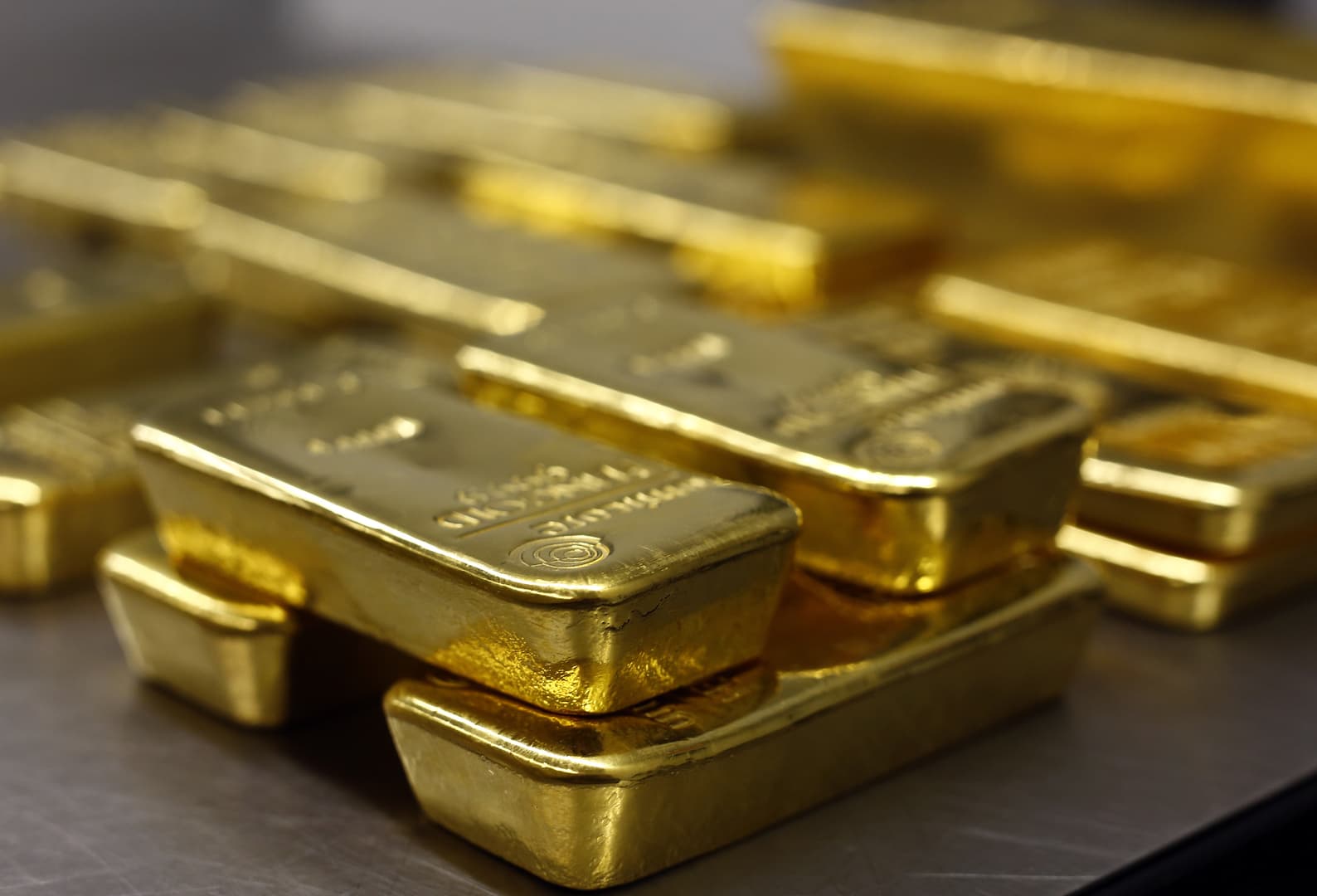 الذهب يهبط بعد بيانات مبشرة من الصين