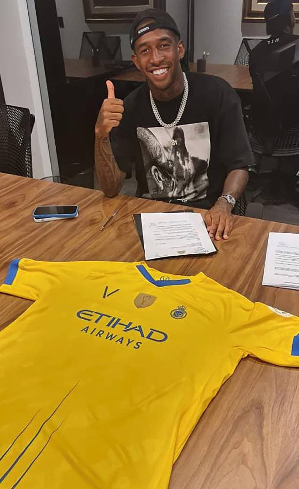 تاليسكا بعد توقيعه عقده أمس. مركز النصر الإعلامي