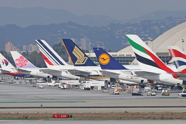 شركات الطيران تضغط على أمريكا وبريطانيا لرفع القيود على السفر