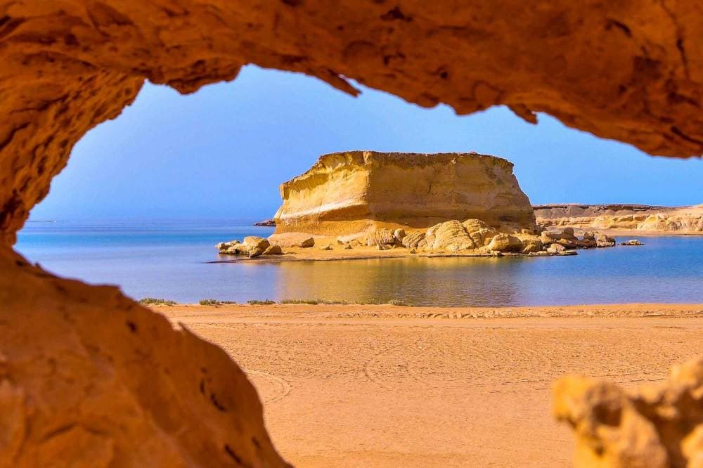 يشتمل الشاطئ على كنوز ومعالم بانتظار اكتشافها.