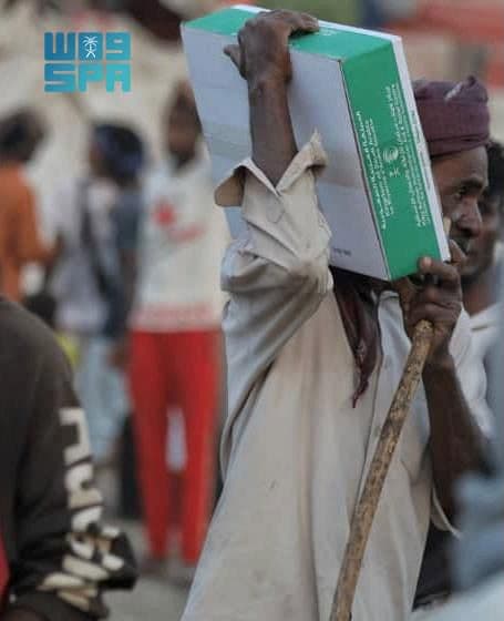 مركز الملك سلمان للإغاثة يوزع 11.900 كرتون من التمور في عدن