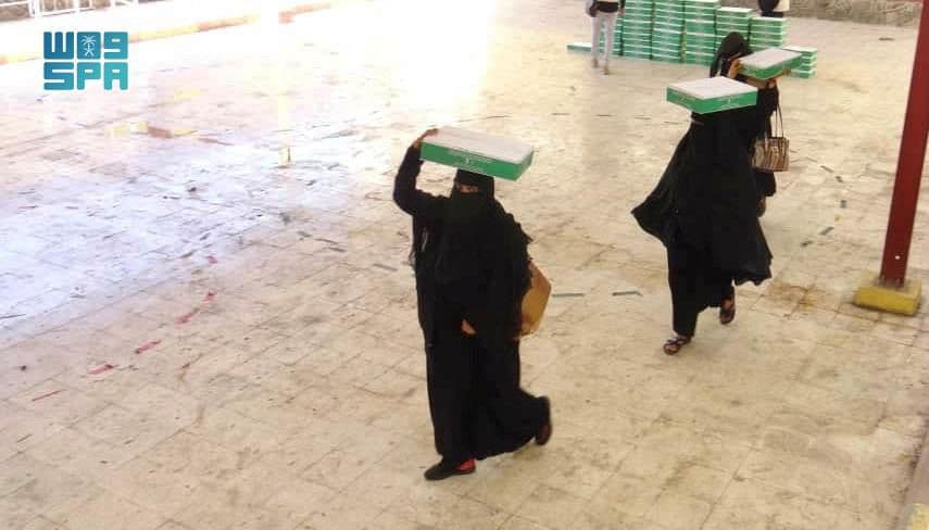 مركز الملك سلمان للإغاثة يوزع 11.900 كرتون من التمور في عدن