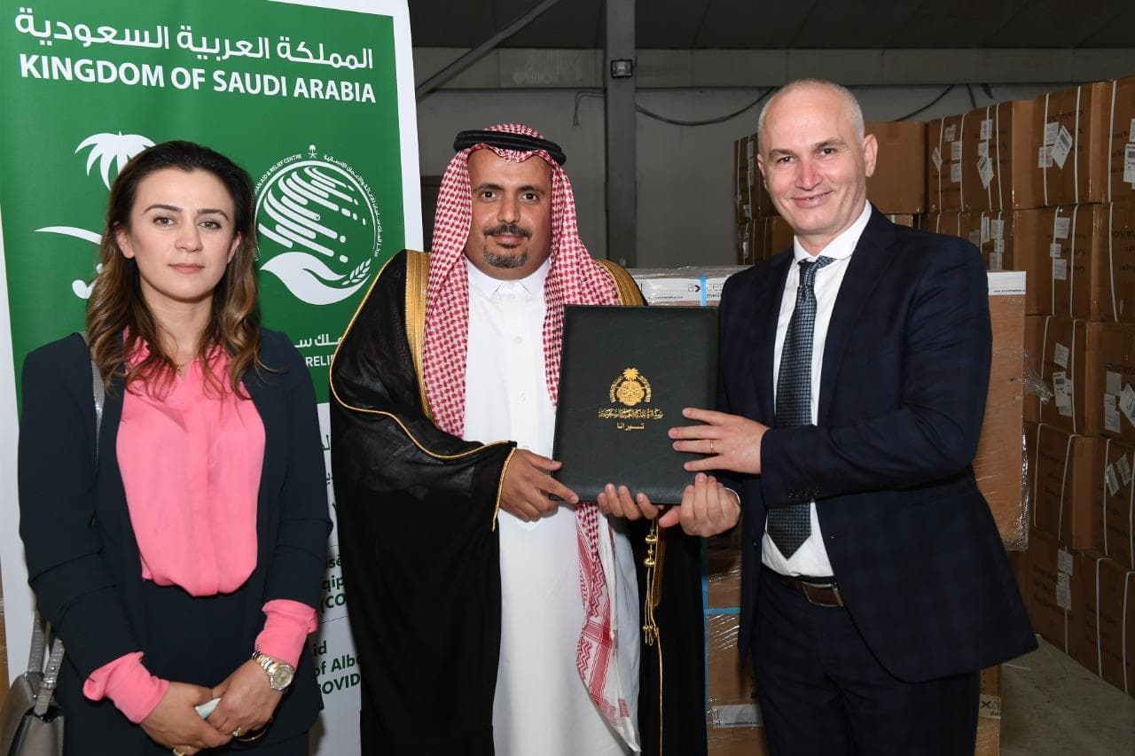 مركز الملك سلمان للإغاثة يسلم أجهزة تنفس اصطناعي لألبانيا لمكافحة كورونا