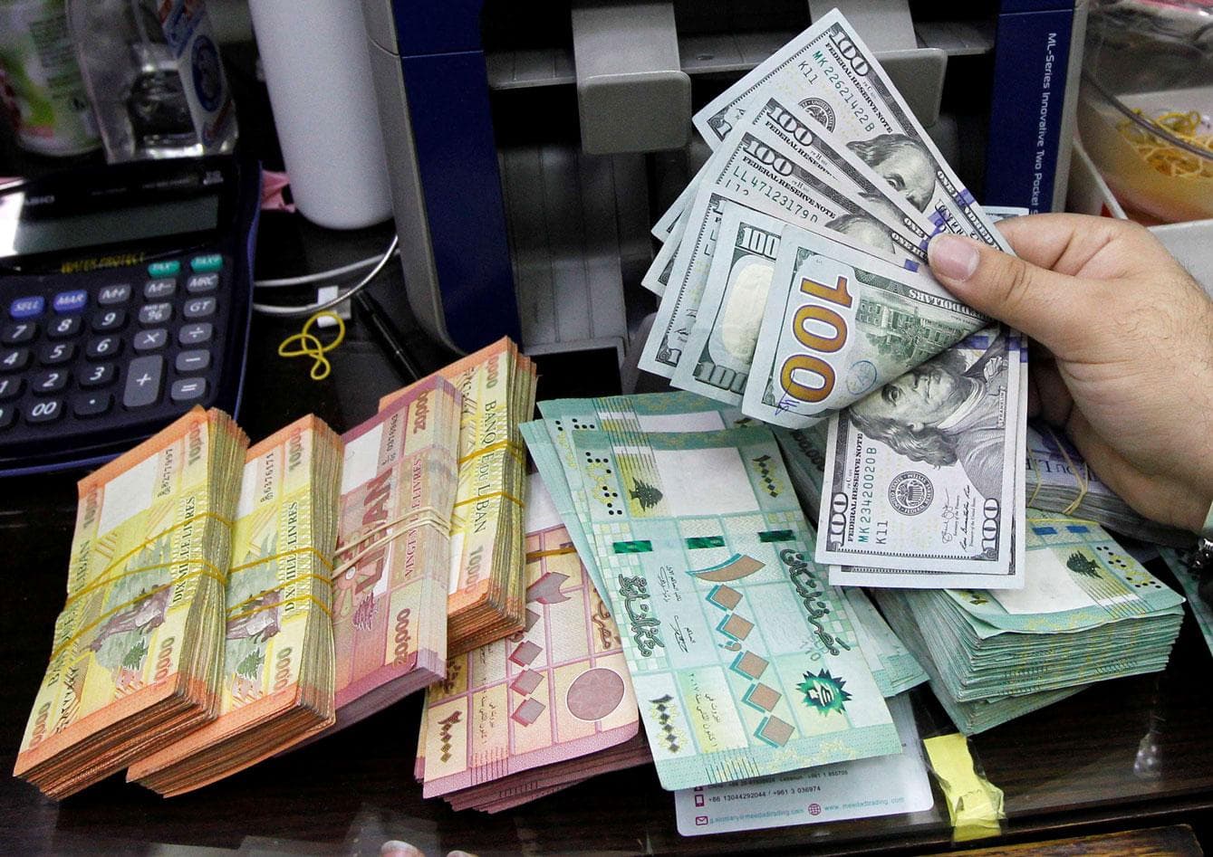 العملة اللبنانية تهوي لمستوى متدن جديد مع تفاقم الانهيار المالي