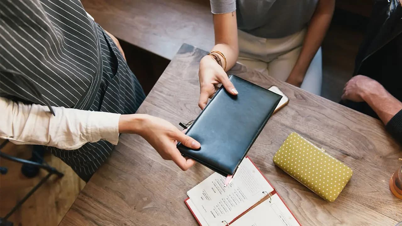 16 ألف دولار إكرامية من زبون مطعم أمريكي اشترى شطيرتي هوت دوغ فقط