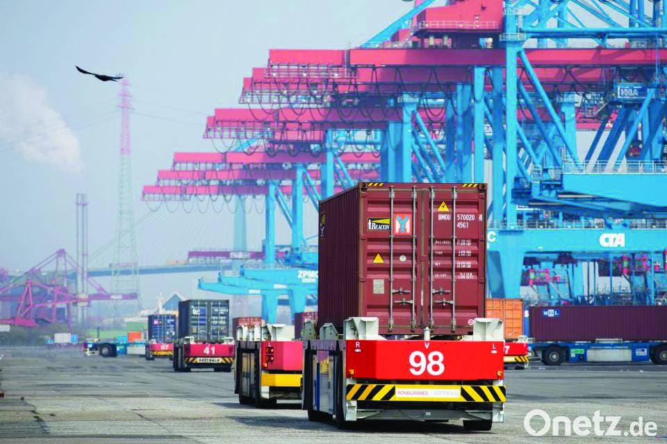 ارتفاع قيمة اليوان أمام الدولار يضر بتنافسية المنتجات الصينية في الأسواق الدولية.