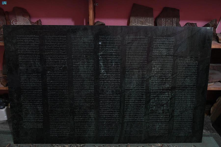 نحات في تبوك يقضي 8 سنوات في نحت القرآن الكريم كاملا على 30 لوحا رخاميا