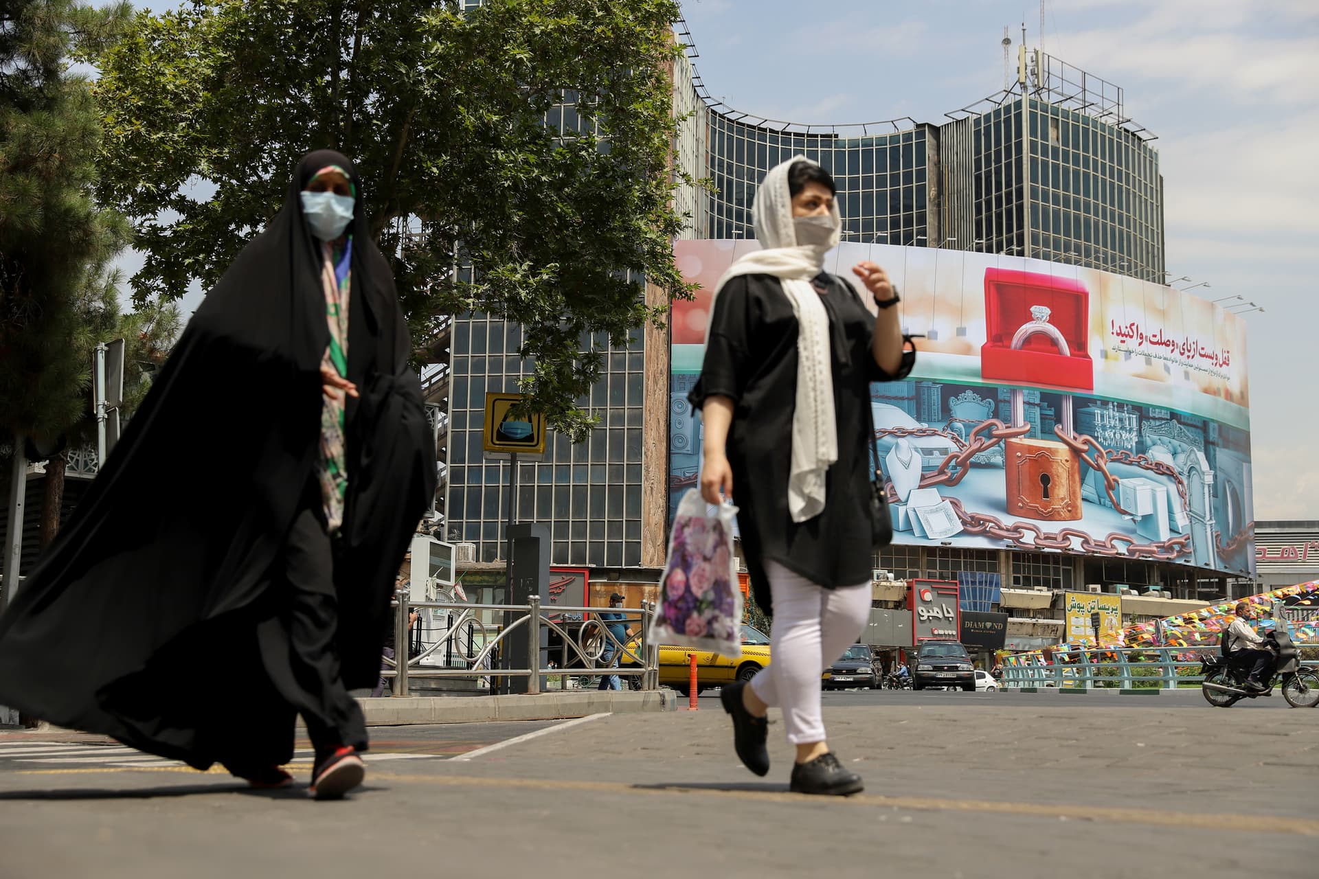 إيران تفرض إجراءات إغلاق في طهران بعد ارتفاع الوفيات بفيروس كورونا