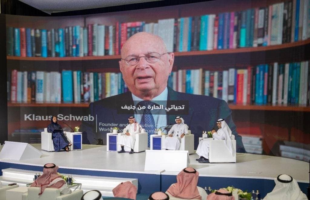 البروفيسور شواب أثناء كلمته في المنتدى.