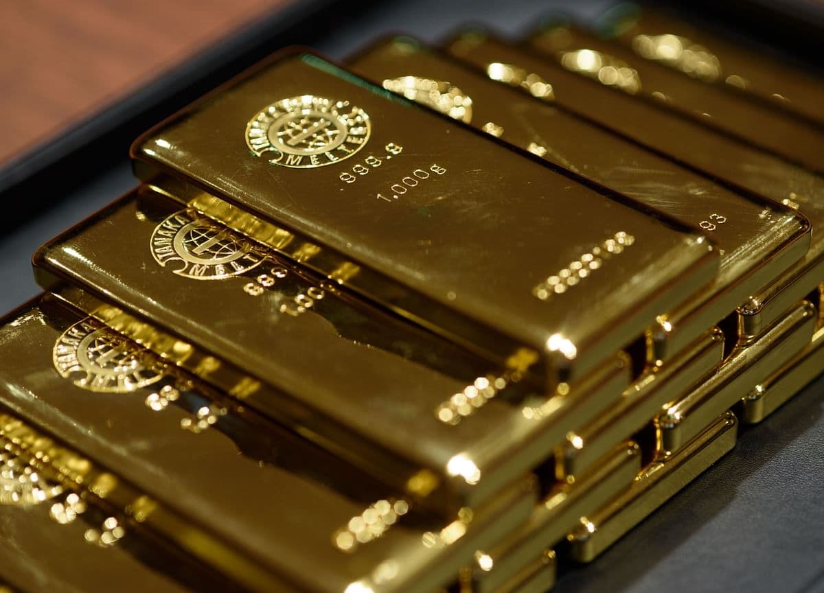 الذهب يهبط مع ارتفاع الدولار