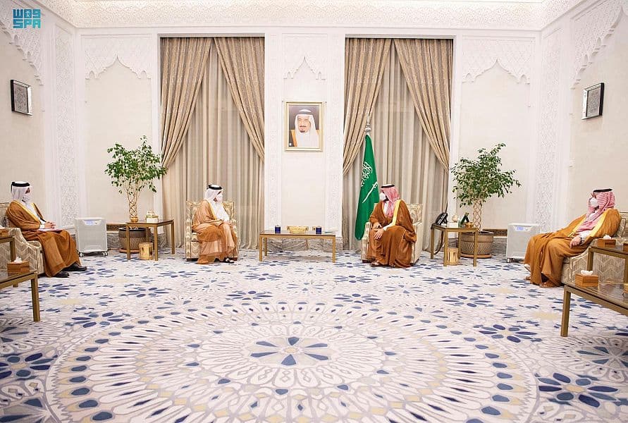 ولي العهد يبحث مع وزير خارجية قطر التطورات الإقليمية والدولية