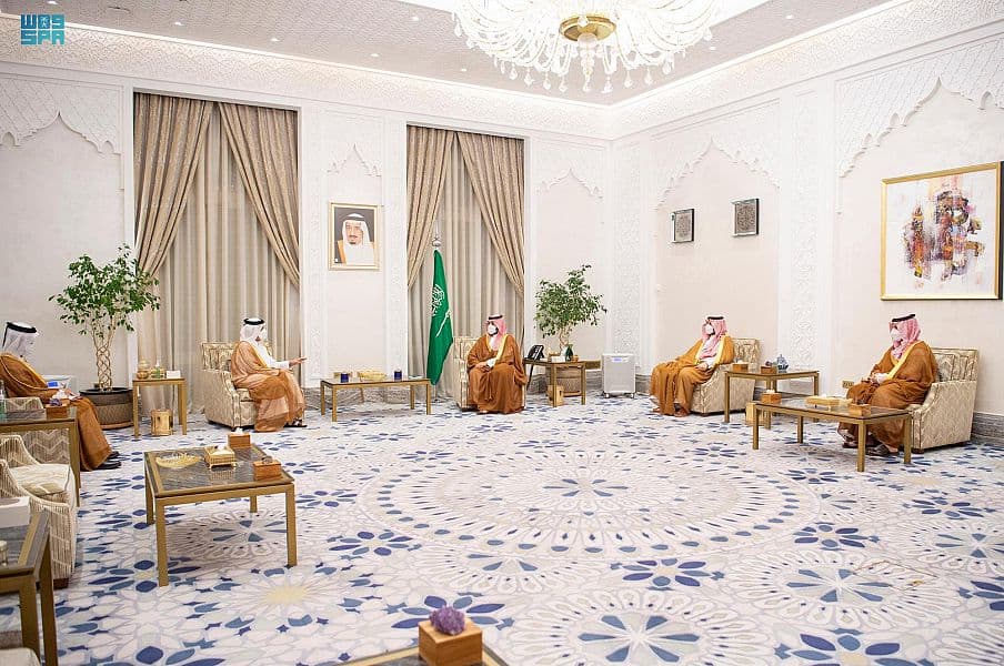 ولي العهد يبحث مع وزير خارجية قطر التطورات الإقليمية والدولية