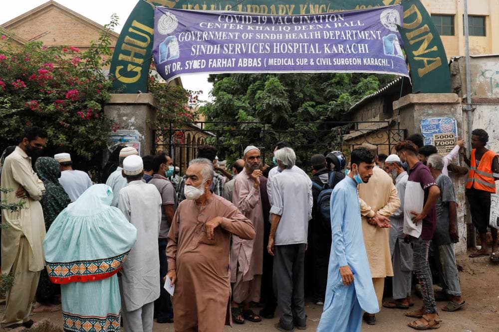 امتدت طوابير التطعيم لأكثر من كيلومتر في بعض المواقع. "رويترز"