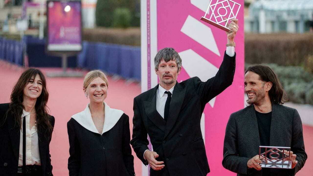 أبطال الفيلم أثناء تتويجهم بالجائزة