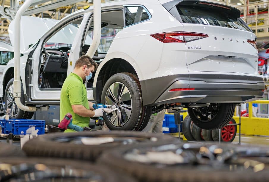نقص أشباه الموصلات يعطل إنتاج 100 ألف سيارة لـ "سكودا" ويعلق العمل في مصنعين