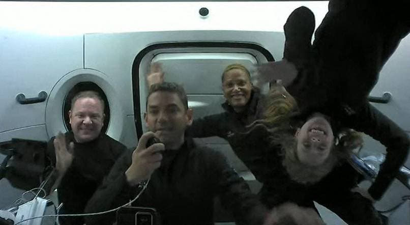 من الفضاء .. سياح «سبايس إكس» يتحدثون مع توم كروز