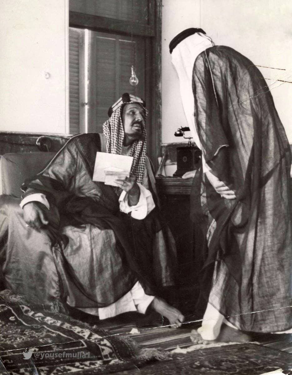 المؤسس متحدثا لأحد مستشاريه.