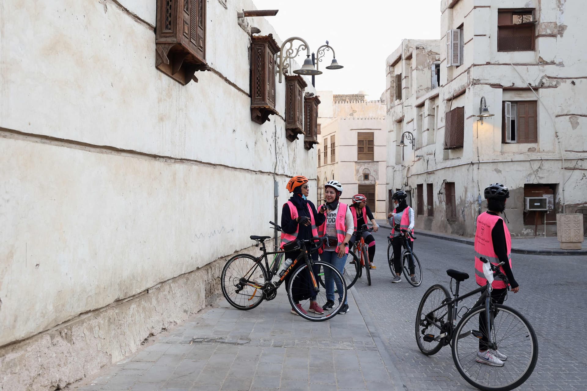 للحفاظ على الصحة واللياقة.. سعوديات يمارسن رياضة ركوب الدراجات