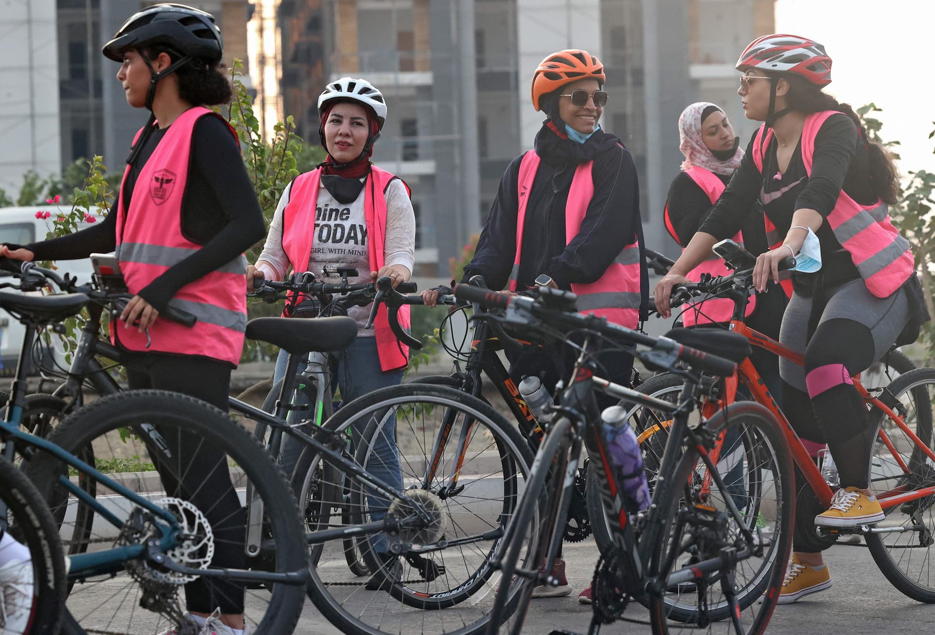 للحفاظ على الصحة واللياقة.. سعوديات يمارسن رياضة ركوب الدراجات