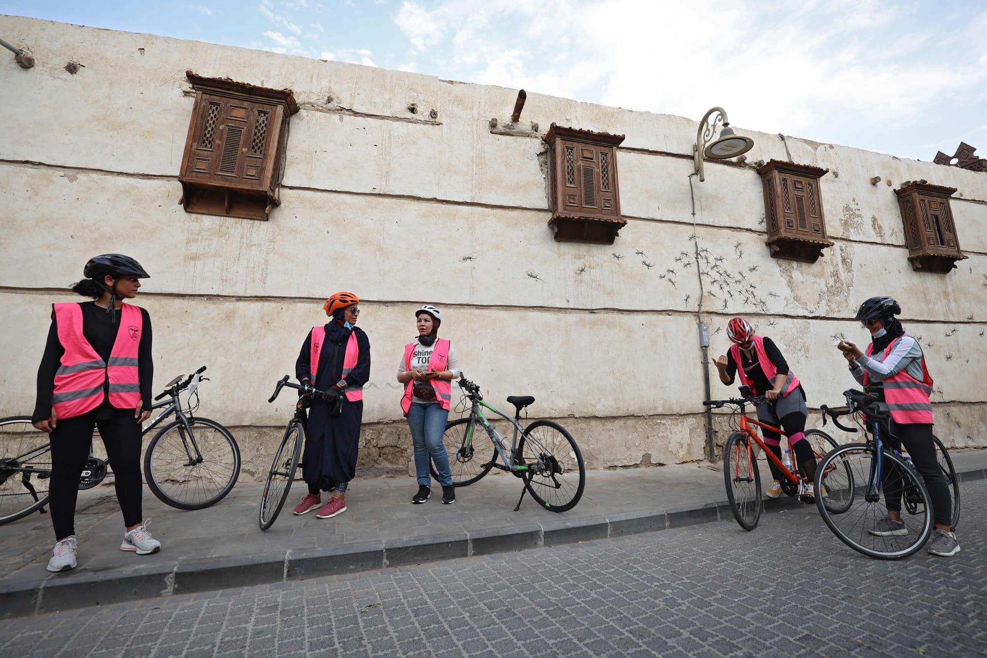 للحفاظ على الصحة واللياقة.. سعوديات يمارسن رياضة ركوب الدراجات