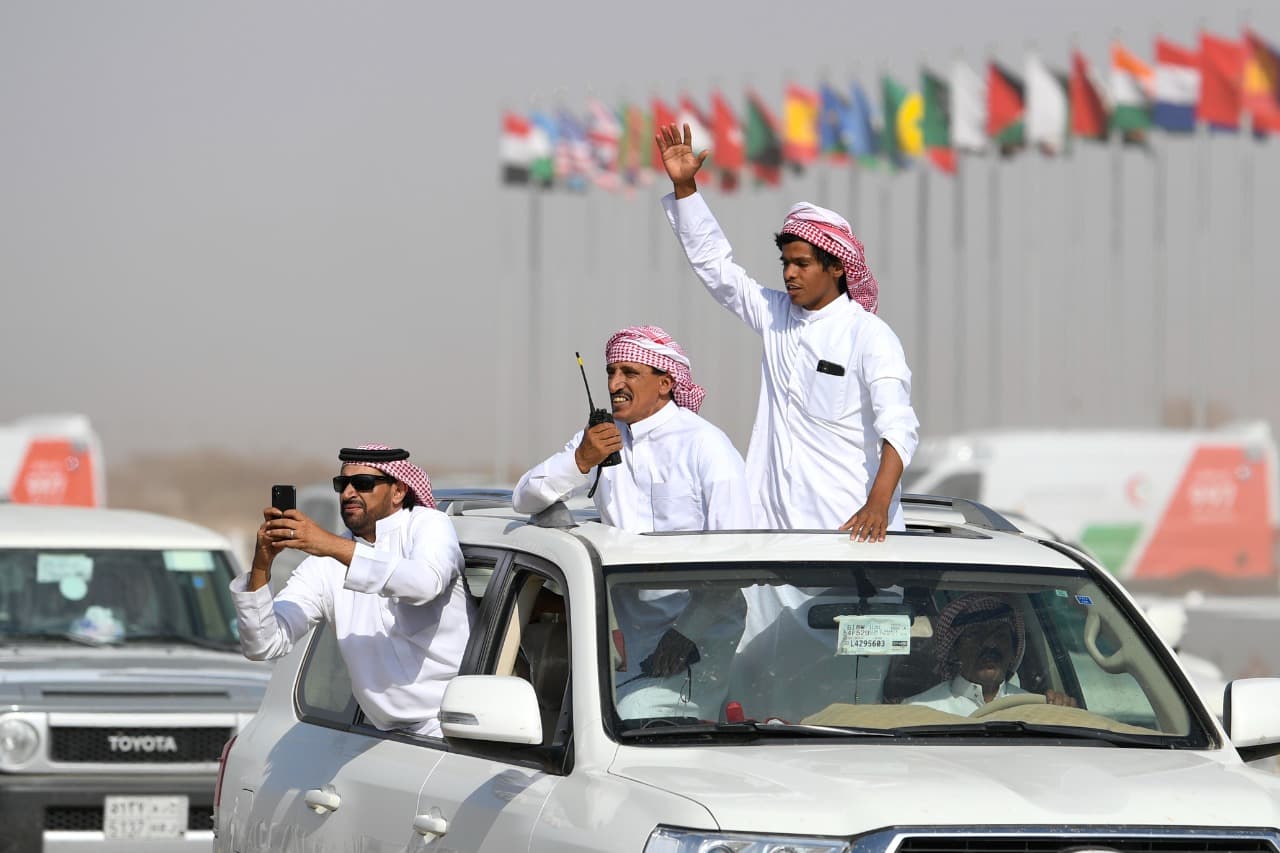 الهجن السعودية تخطف الأضواء في أول رموز مهرجان ولي العهد للهجن