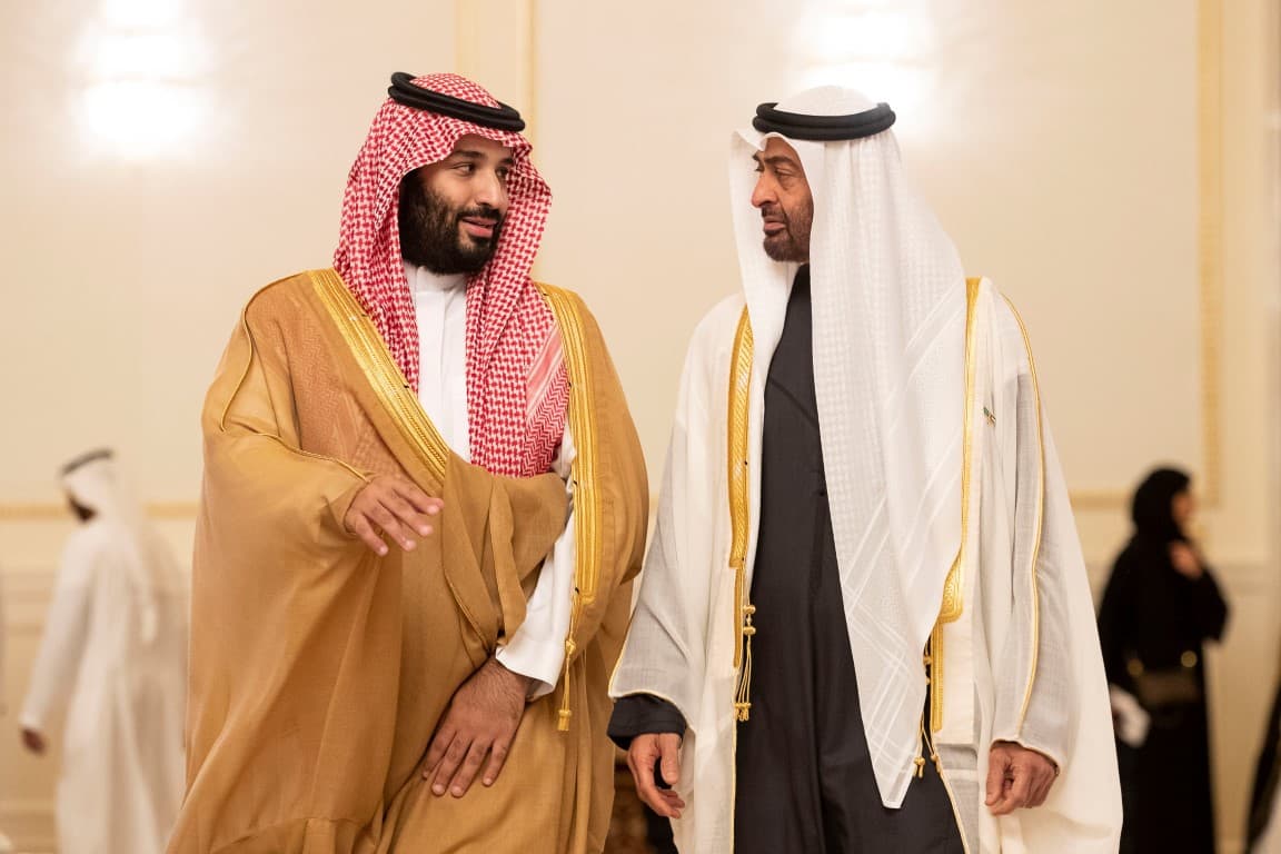 ولي العهد وولي عهد أبوظبي يستعرضان العلاقات الثنائية ومستجدات الأوضاع الإقليمية والدولية