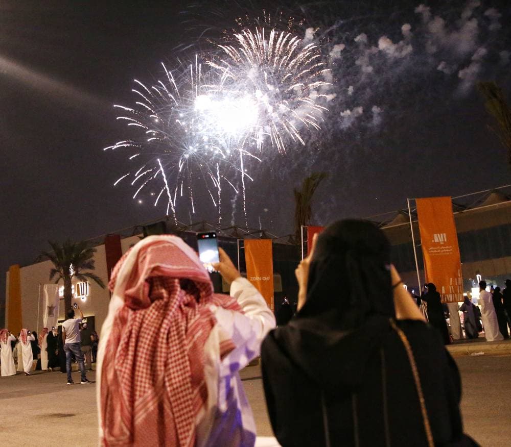 الألعاب النارية تضيء سماء الرياض في ختام معرض الكتاب.تصوير: سعد الدوسري-"الاقتصادية"
