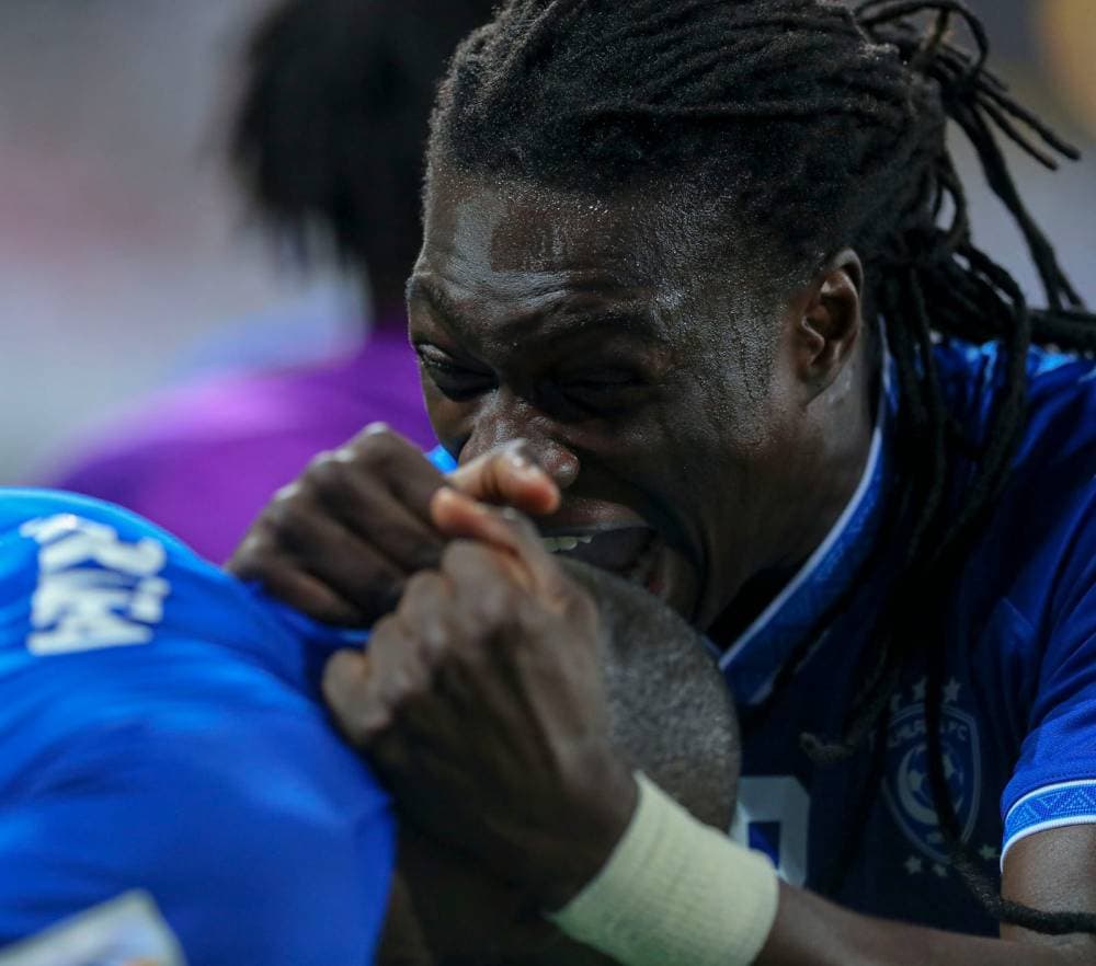 جوميز يهنأ ماريجا بهدفه. تصوير: علي الظاهري ـ "الاقتصادية"