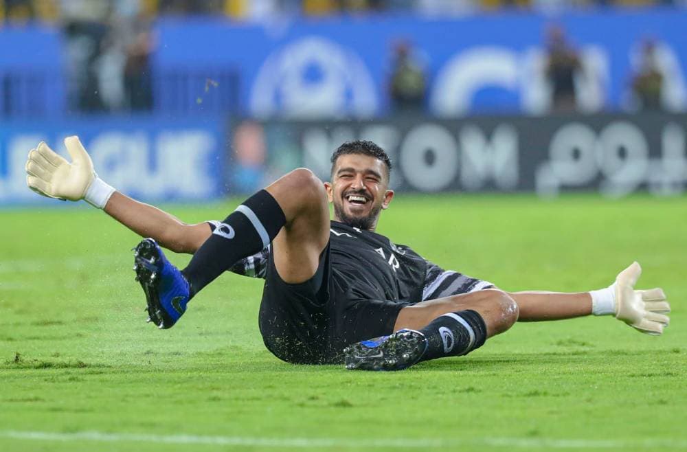 المعيوف محتفلا ببفوز الهلال. تصوير: علي الظاهري - "الاقتصادية"