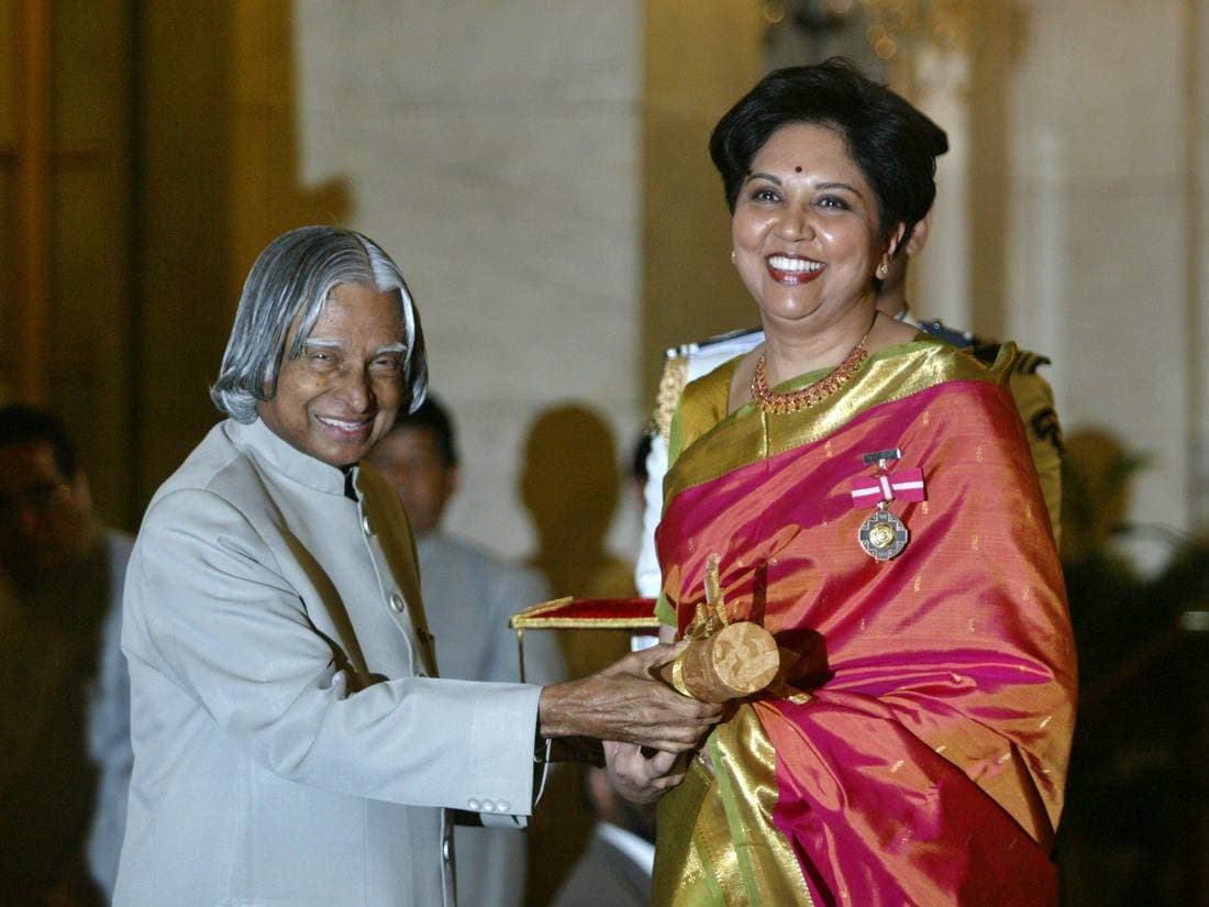 تبوأت إندرا نويي منصب الرئيس التنفيذي لشركة بيبسي في 2006.