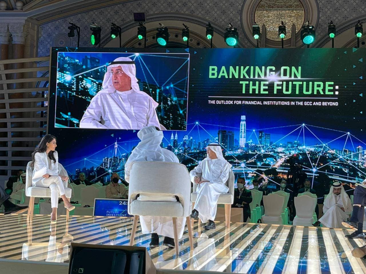 د. المبارك متحدثا خلال جلسة العمل المصرفي في المستقبل.