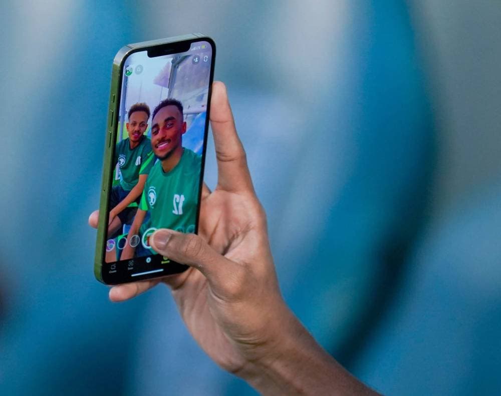 متعب الحربي يلتقط سيلفي مع زميله تركي العمار خلال تدريب المنتخب السعودي الأولمبي "تحت 23 عاما" على ملعب نادي النهضة، حيث سيلاقي الأخضر نظيره السوري اليوم في المجموعة الثالثة ضمن بطولة كأس اتحاد غرب آسيا المقامة في الدمام والخبر.تصوير: عيسى الدبيسي "الاقتصادية"