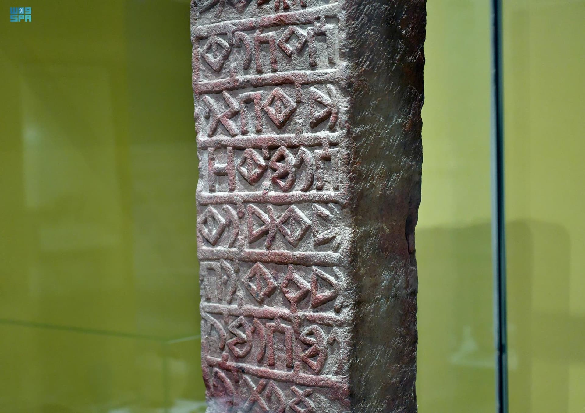 الكتابة.. وسيلة تواصل بين البشرية ونقل ثقافاتها عبر القرون