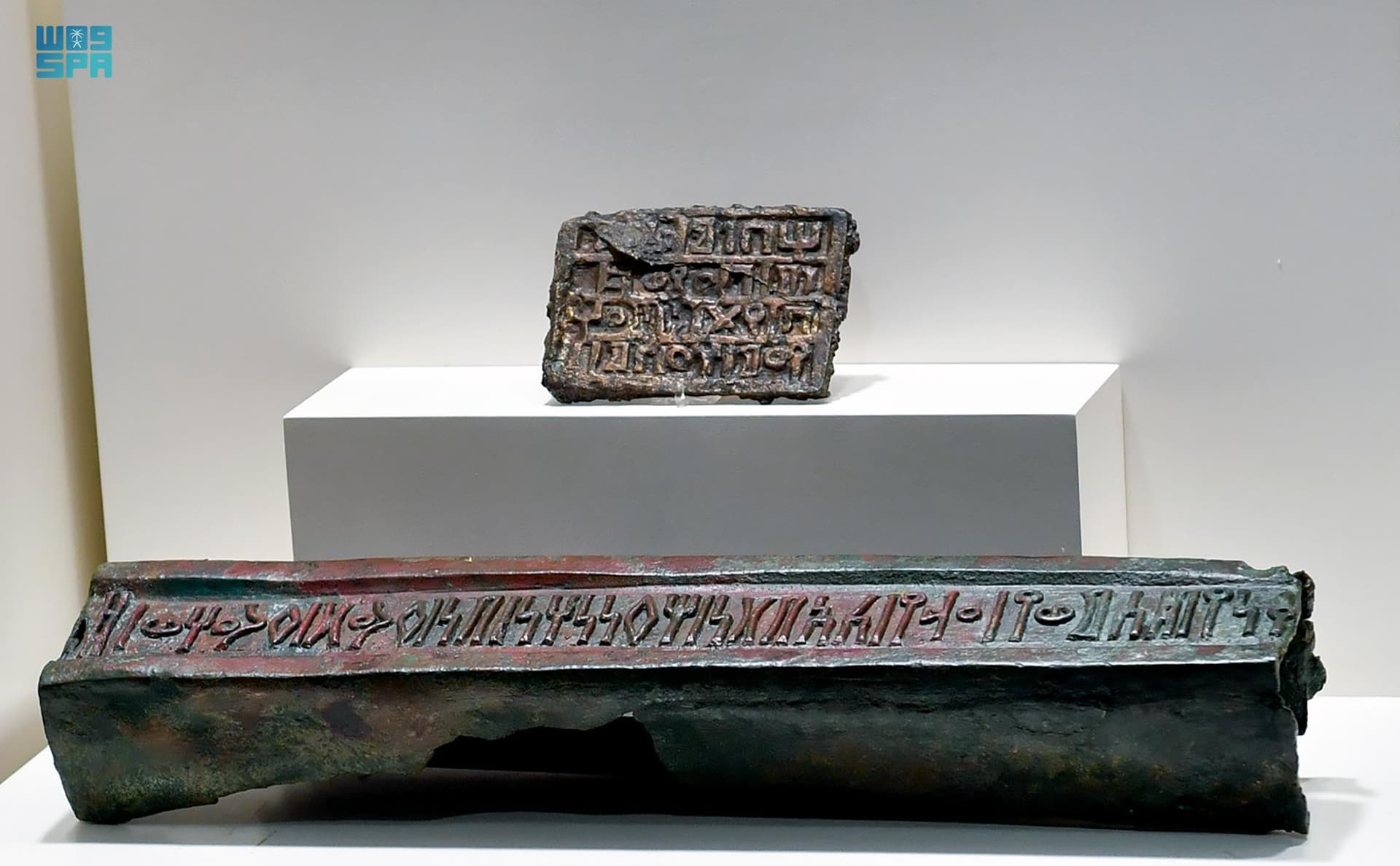 الكتابة.. وسيلة تواصل بين البشرية ونقل ثقافاتها عبر القرون