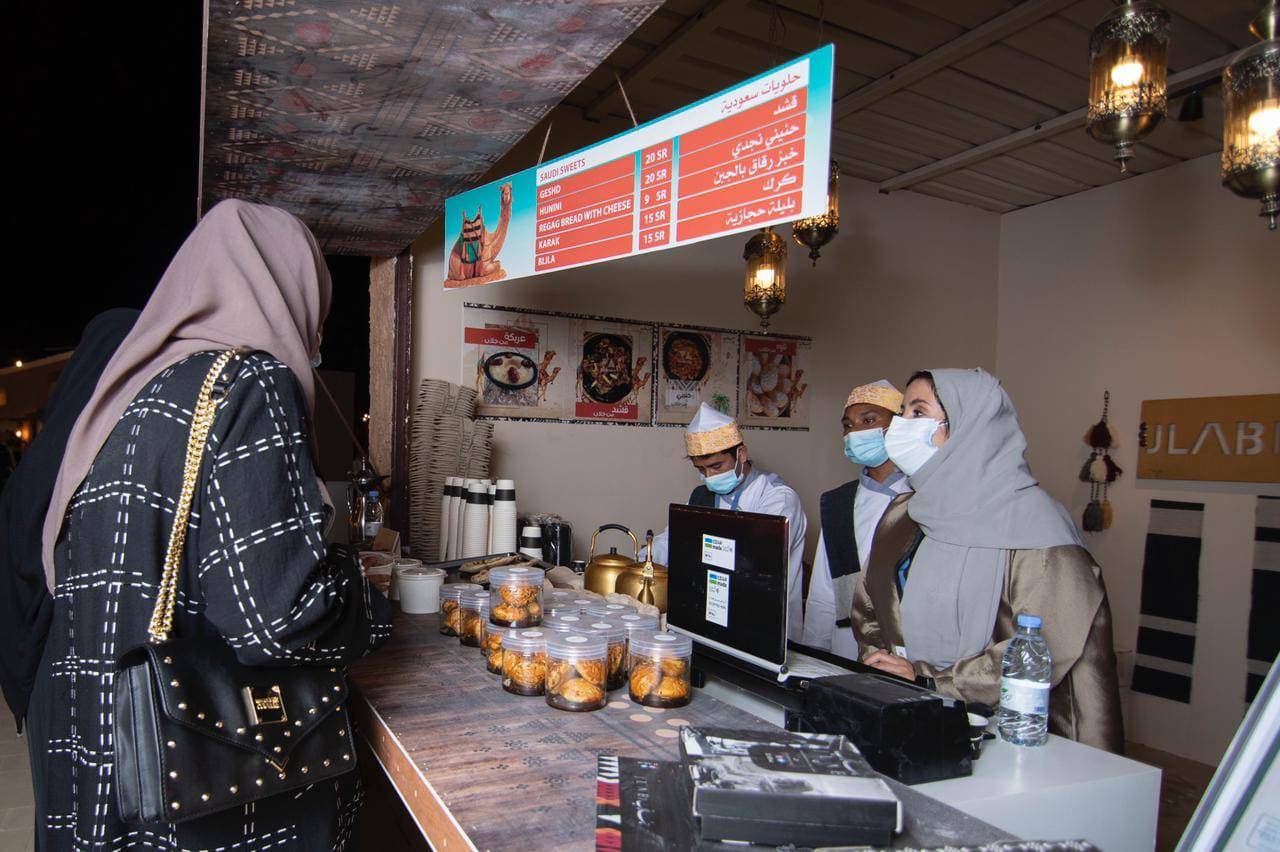 يتم تقديم أطباقا من الحلويات السعودية المصنوعة من المنزل.