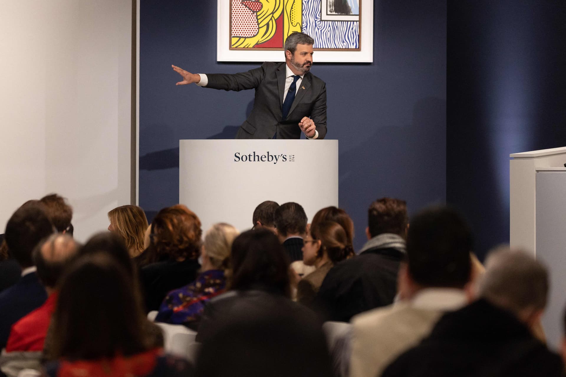 أرقام قياسية ومنافسات شرسة يشهدها سوق المزادات .. هل اقتربت ساعة الصفر لانفجار الفقاعة؟