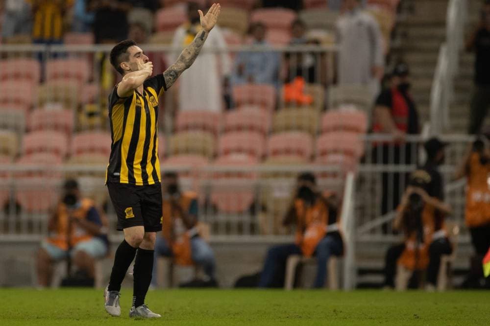 كورونادو محتفلا بهدف الاتحاد الثاني. تصوير: عبد الله الفالح ـ "الاقتصادية"