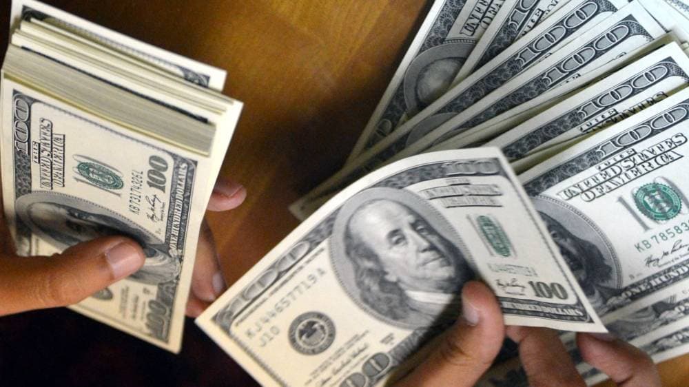 استقر الدولار مقابل الين الياباني عند 113.67 ين منخفضا 0.29 في المائة.