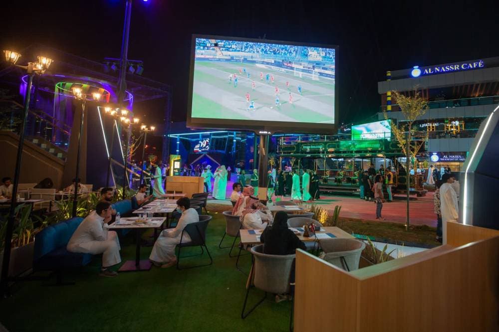 حضور كبير في مقهى الهلال والنصر في "بوليفارد رياض سيتي".