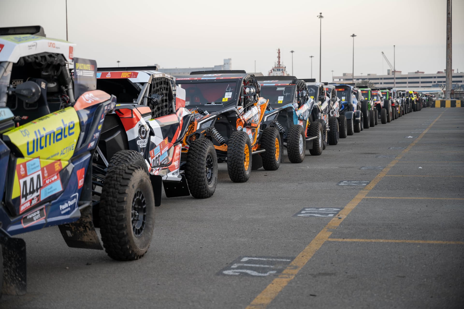 مركبات رالي داكار السعودية 2022 تصل إلى جدة