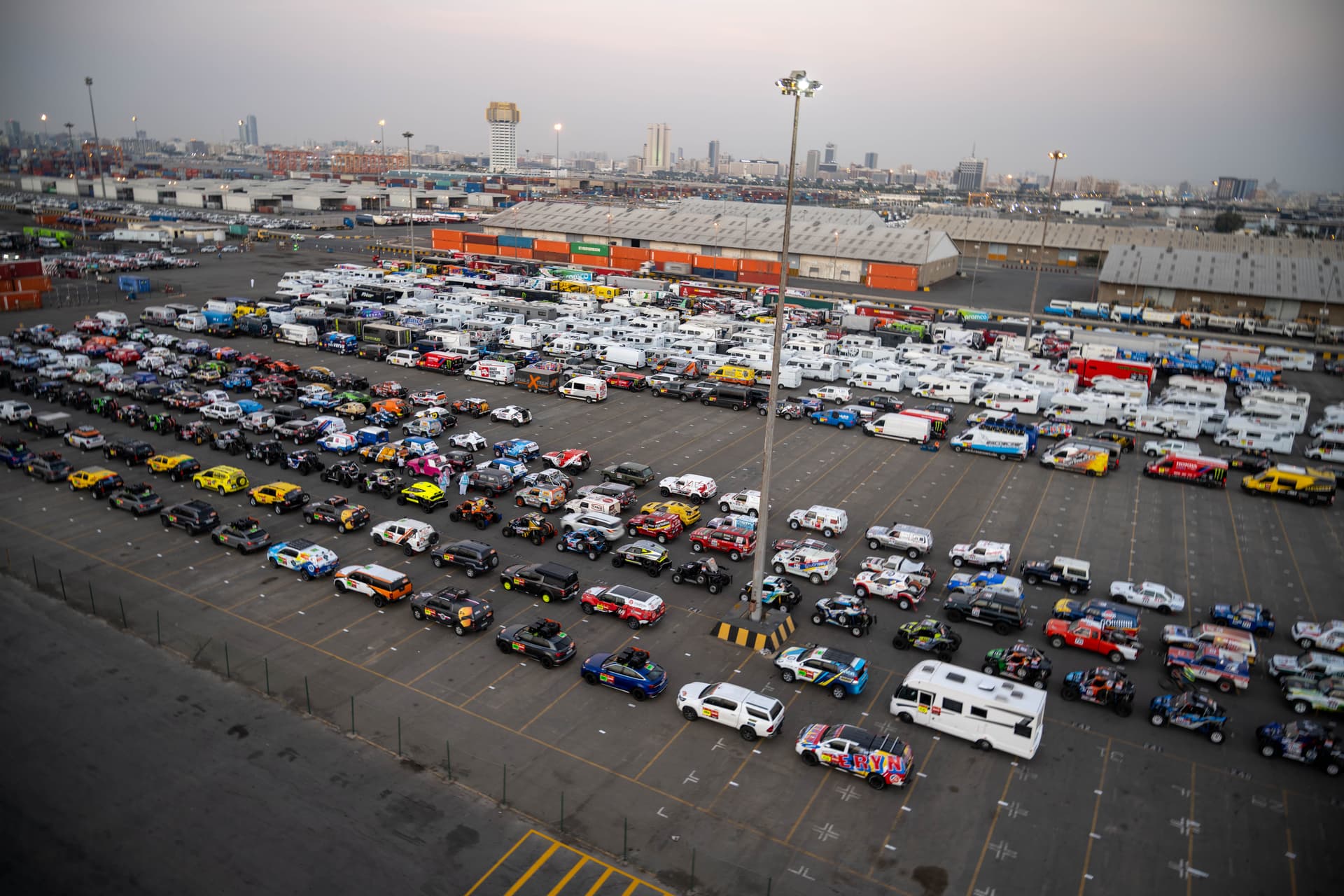 مركبات رالي داكار السعودية 2022 تصل إلى جدة