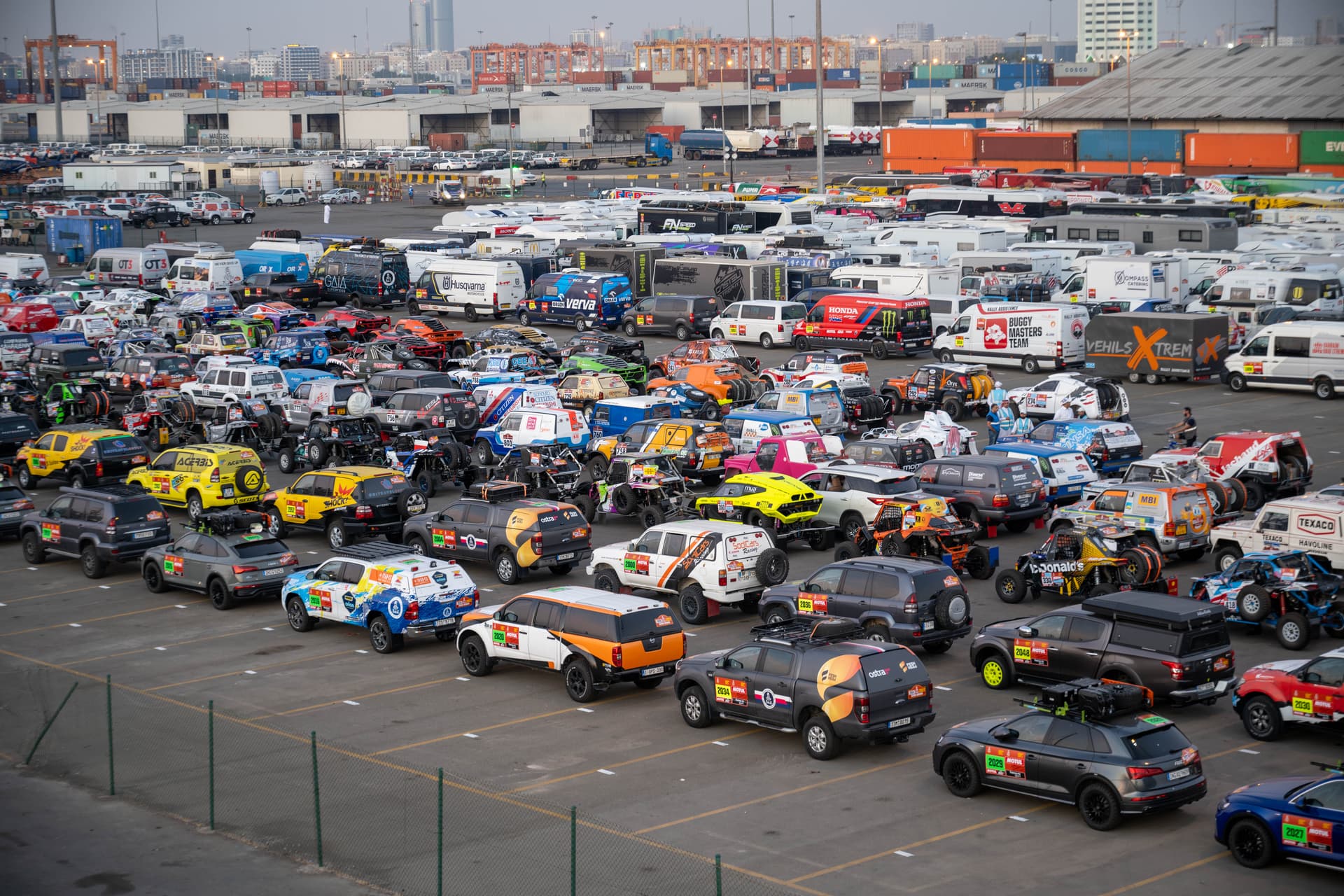 مركبات رالي داكار السعودية 2022 تصل إلى جدة