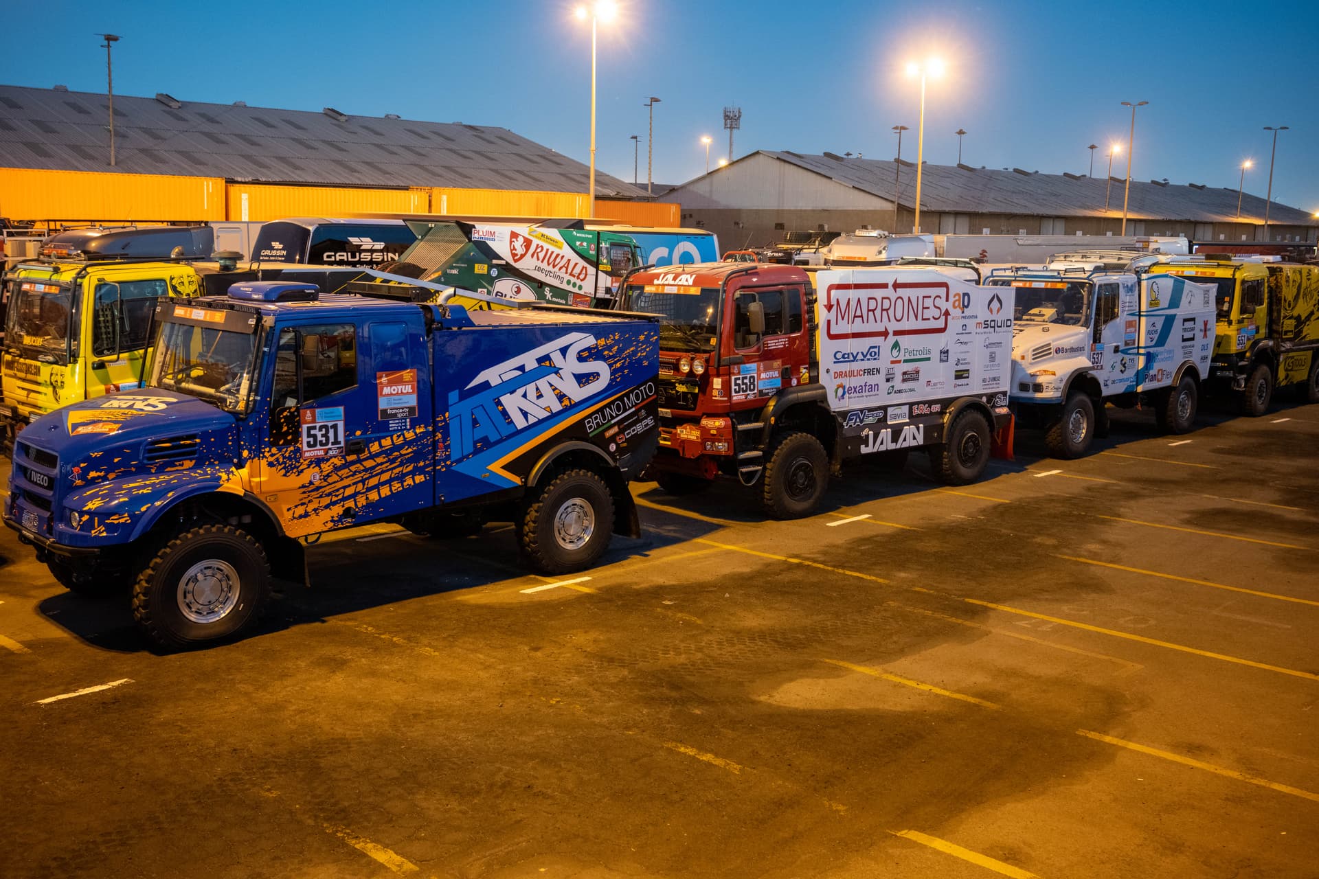 مركبات رالي داكار السعودية 2022 تصل إلى جدة