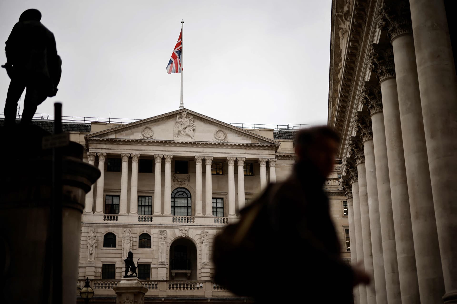 في محاولة لكبح التضخم .. بنك إنجلترا يرفع معدل الفائدة إلى 0.25%