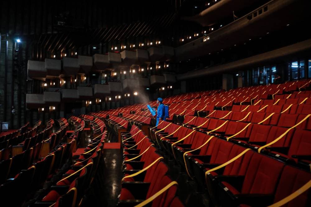 عامل يعقم كراسي دور سينما في العاصمة الفلبينية مانيلا. "إ ب أ"