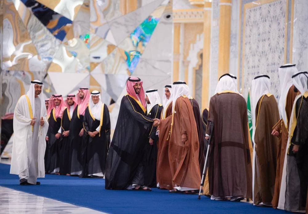 الأمير محمد بن سلمان يصافح عدد من المسؤولين في الإمارات.